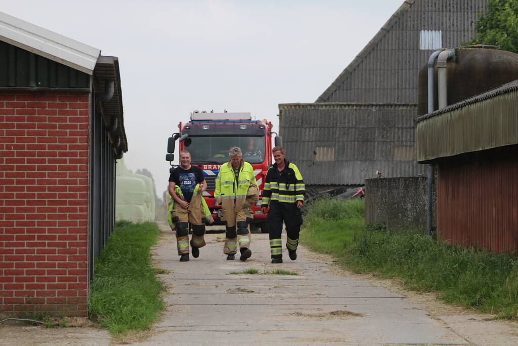 Brandweer blust brand in loods van boerderij