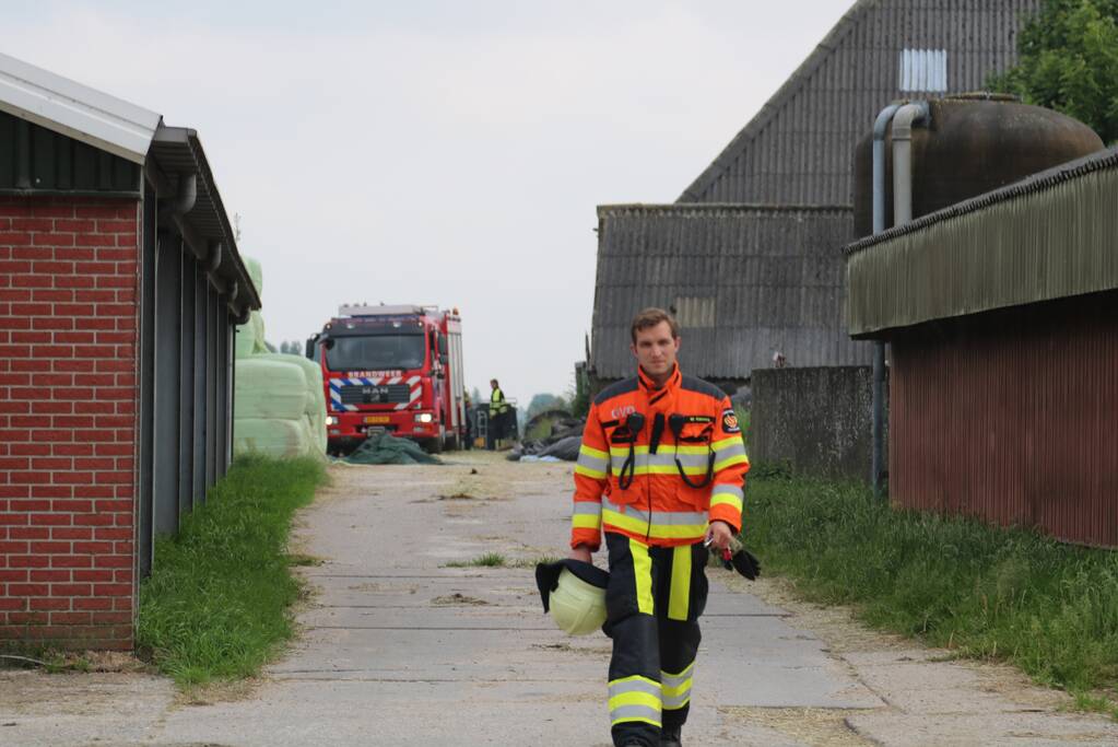 Brandweer blust brand in loods van boerderij