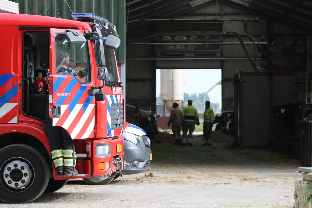 Brandweer blust brand in loods van boerderij