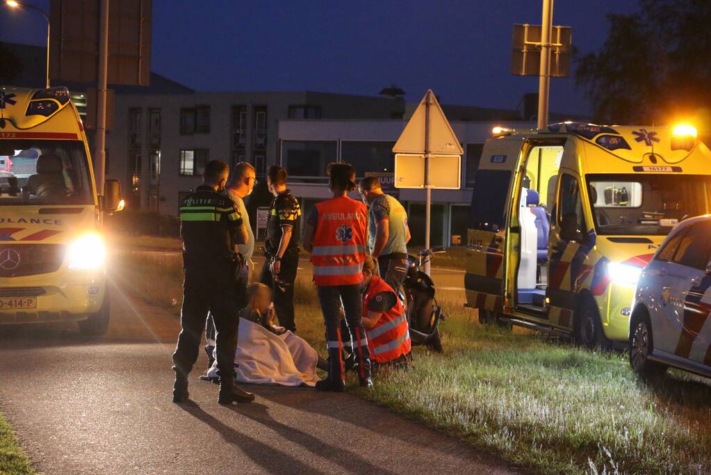Twee gewonden na aanrijding met paal