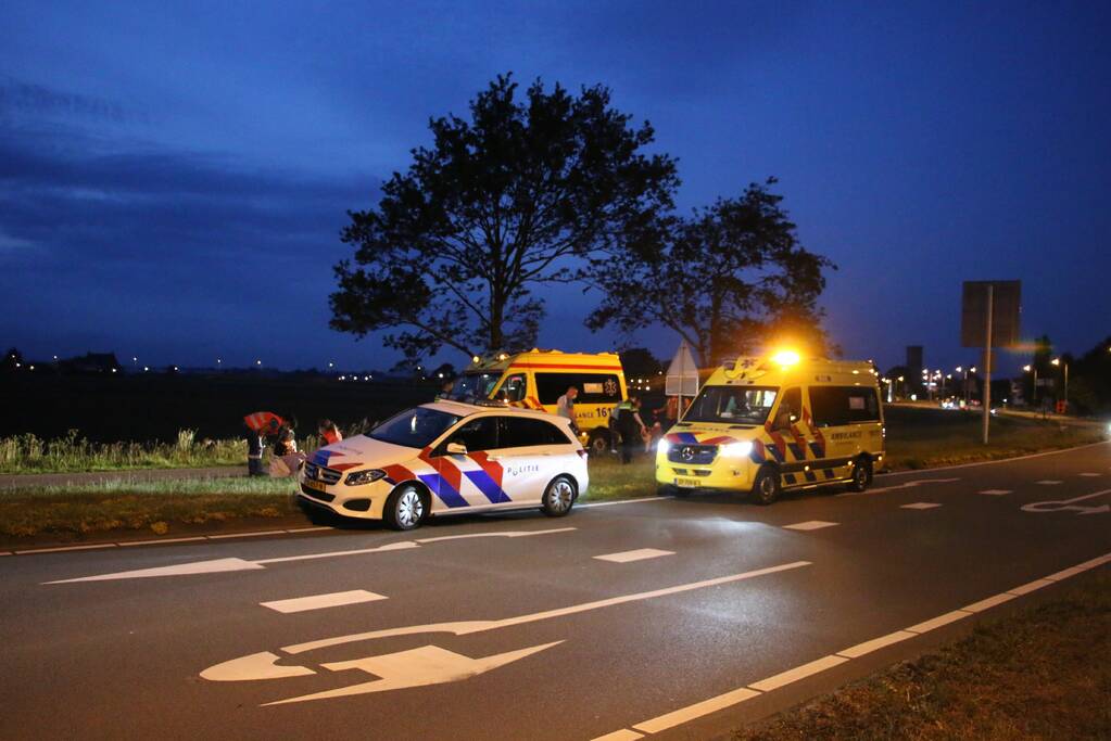 Twee gewonden na aanrijding met paal