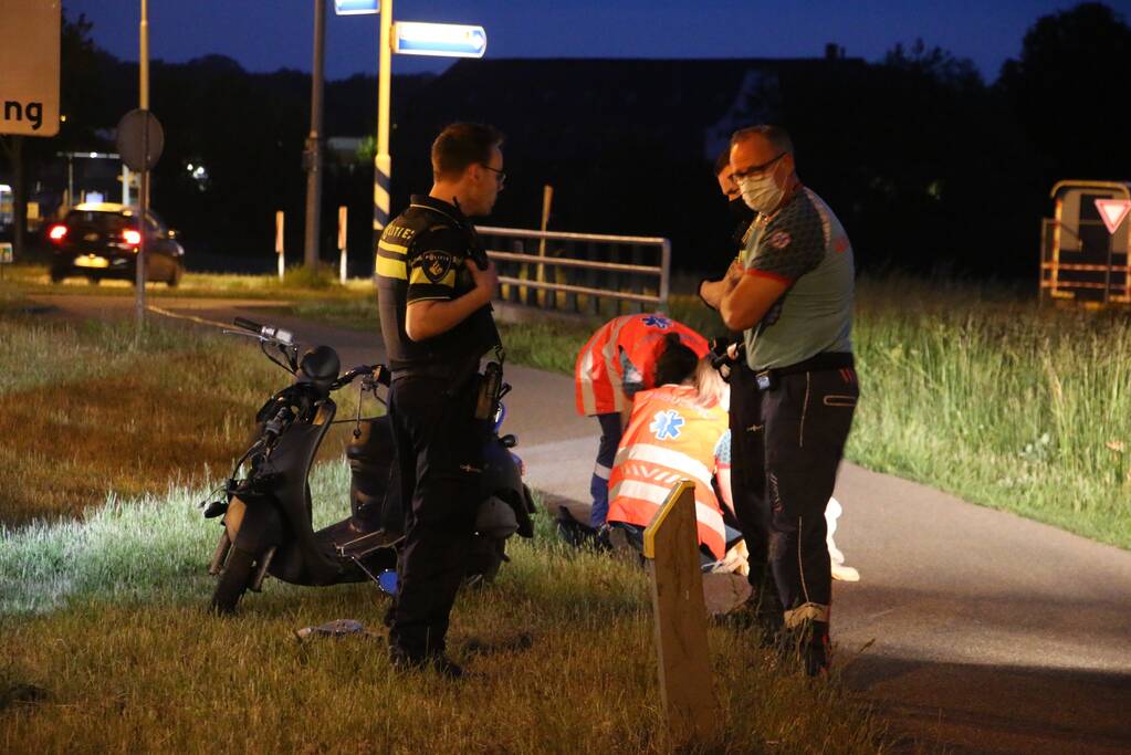 Twee gewonden na aanrijding met paal