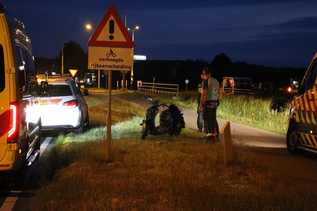 Twee gewonden na aanrijding met paal