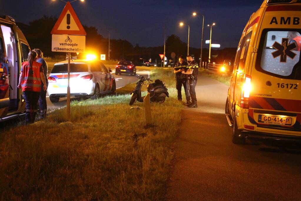 Twee gewonden na aanrijding met paal