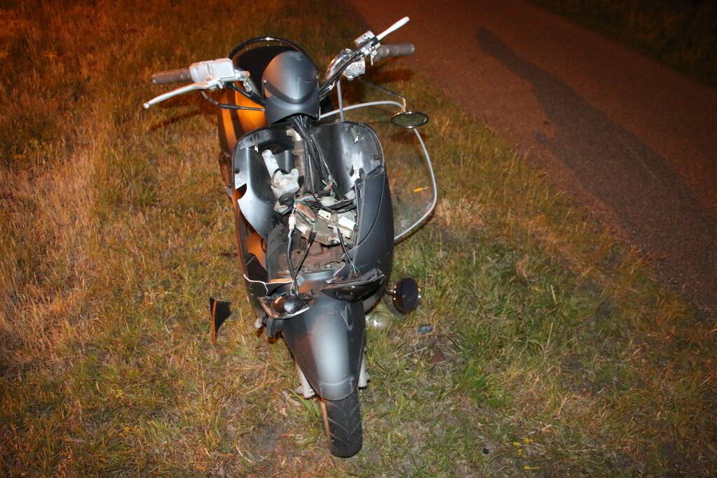 Twee gewonden na aanrijding met paal