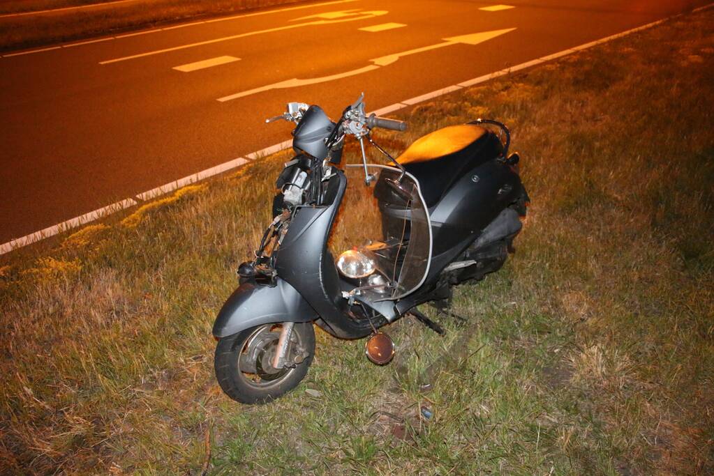 Twee gewonden na aanrijding met paal