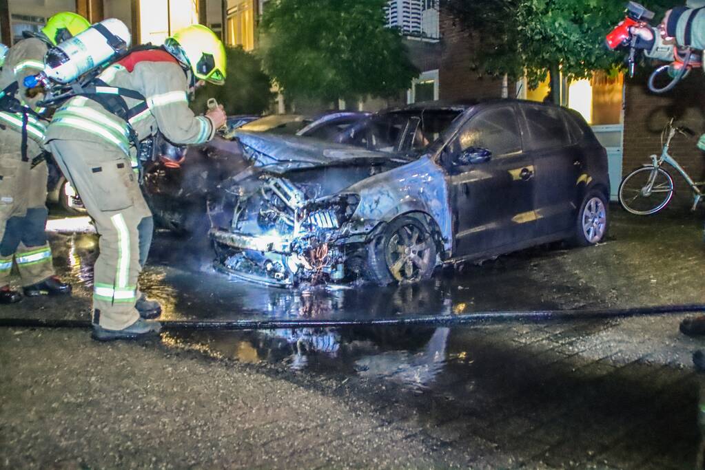 Twee personenauto's branden uit