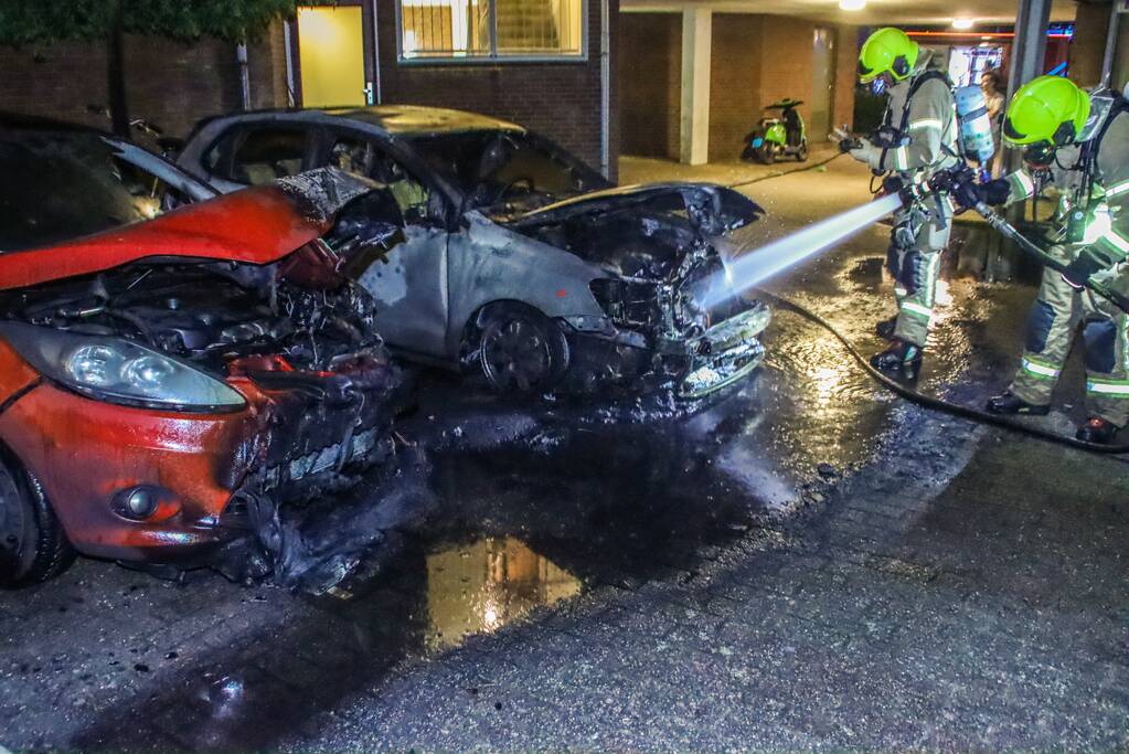 Twee personenauto's branden uit