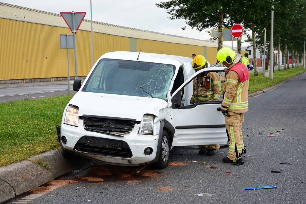 Automobilist gewond bij botsing met vuilniswagen