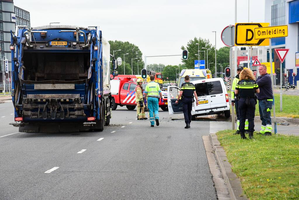 Automobilist gewond bij botsing met vuilniswagen