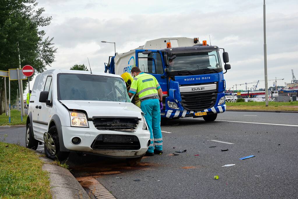 Automobilist gewond bij botsing met vuilniswagen