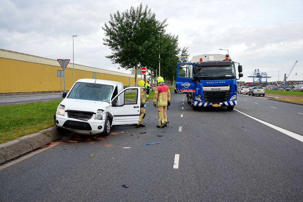 Automobilist gewond bij botsing met vuilniswagen