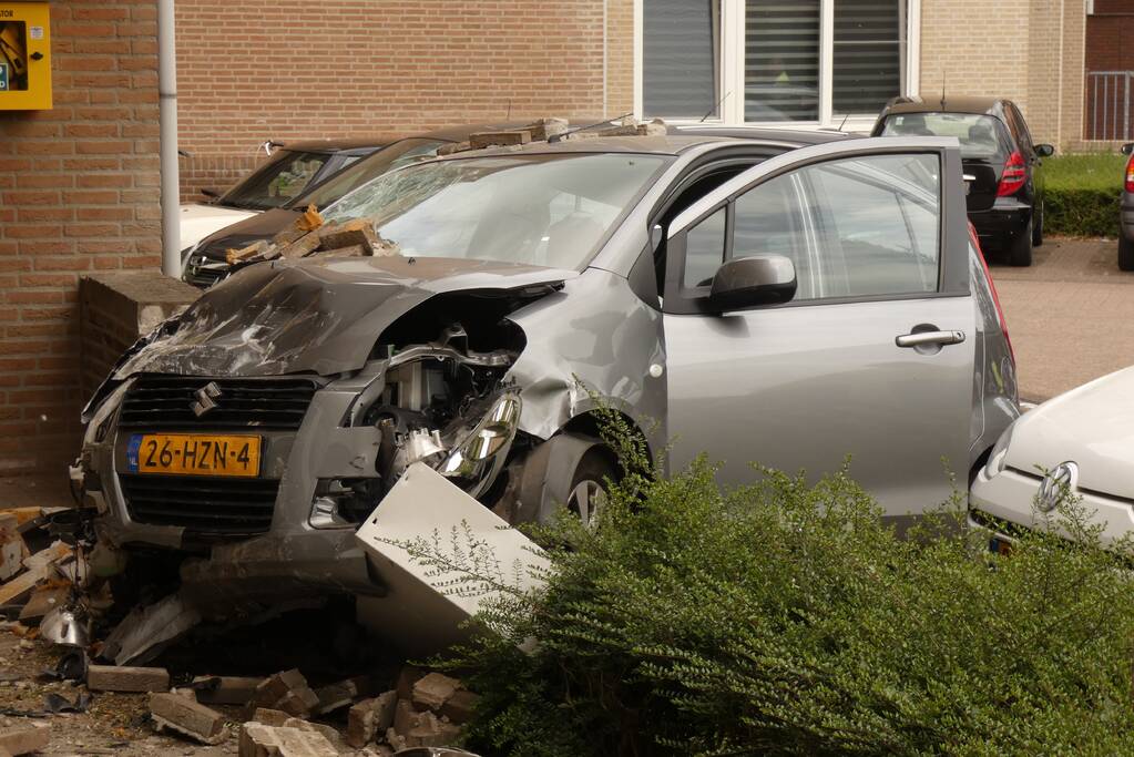 Bestuurder verliest macht over stuur en botst op meerdere voertuigen