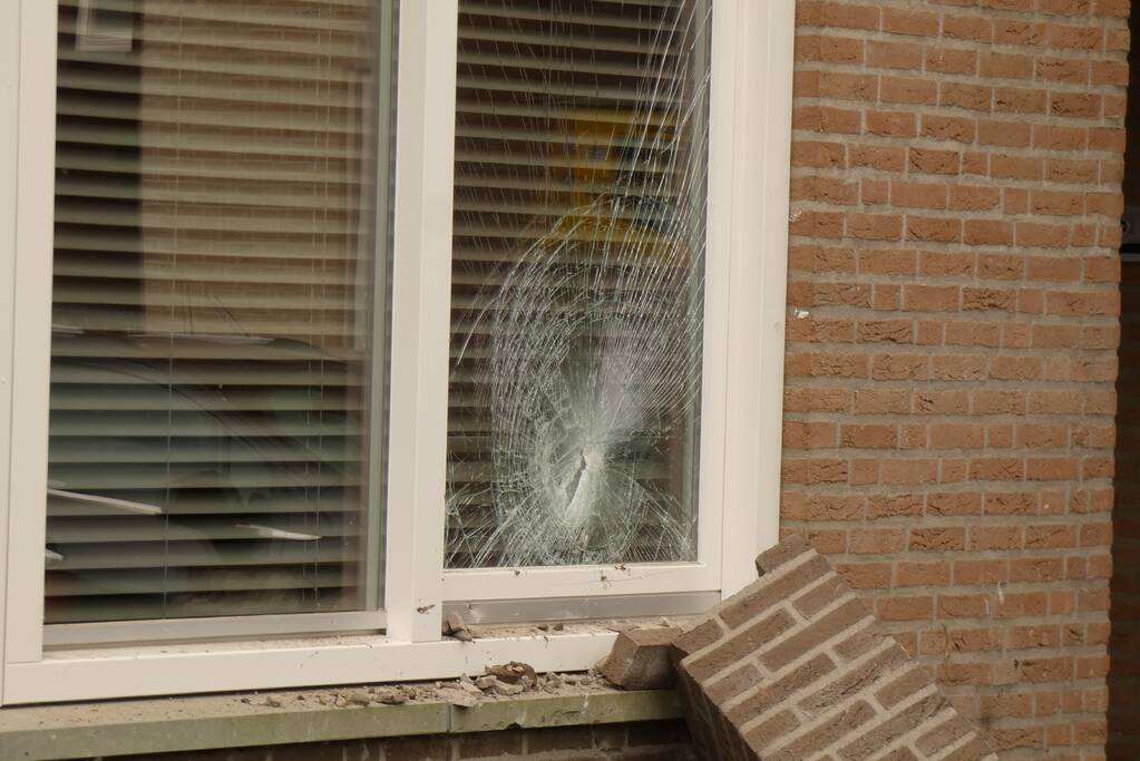 Bestuurder verliest macht over stuur en botst op meerdere voertuigen