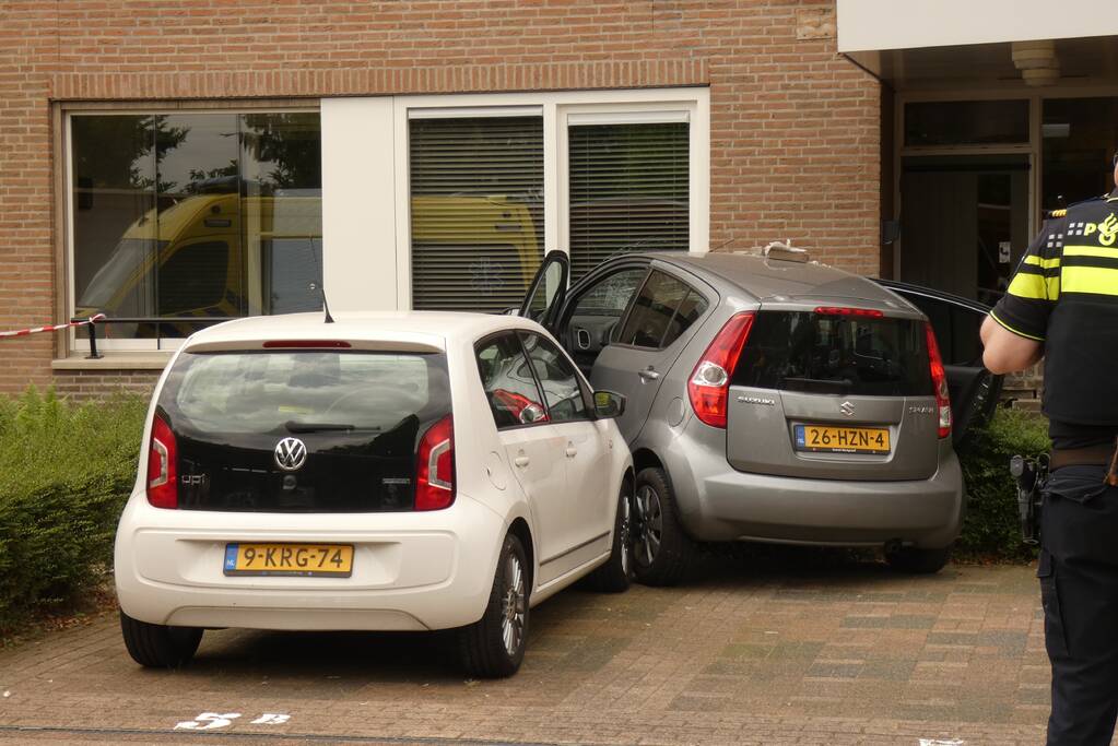 Bestuurder verliest macht over stuur en botst op meerdere voertuigen