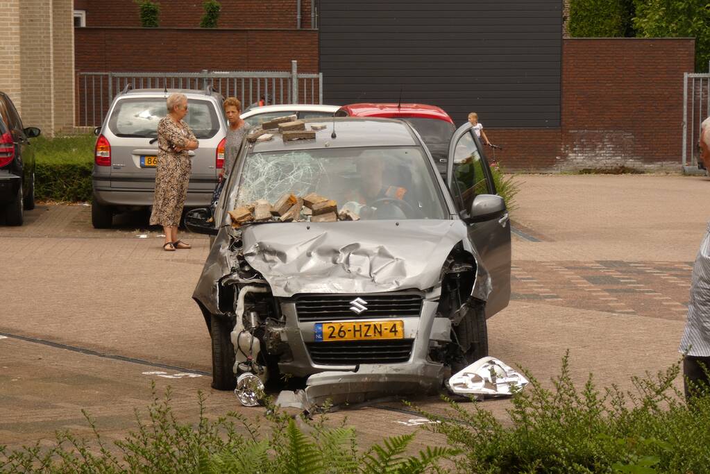 Bestuurder verliest macht over stuur en botst op meerdere voertuigen