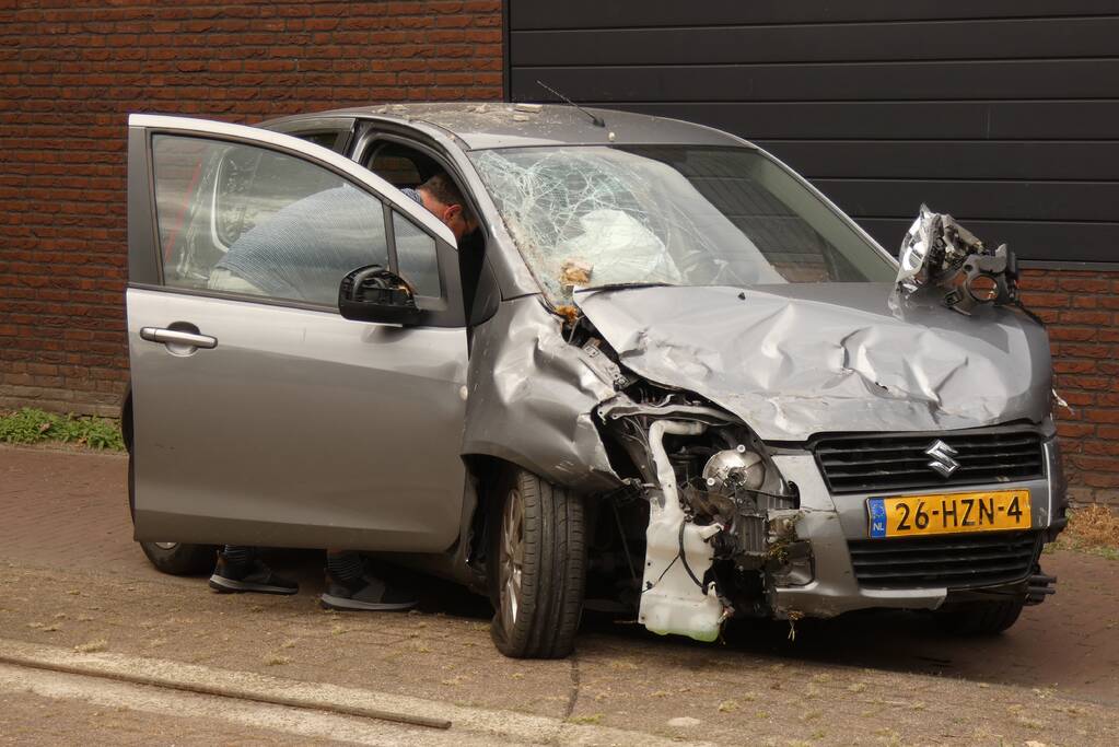 Bestuurder verliest macht over stuur en botst op meerdere voertuigen