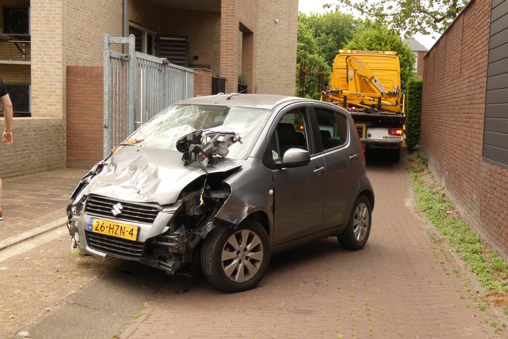 Bestuurder verliest macht over stuur en botst op meerdere voertuigen