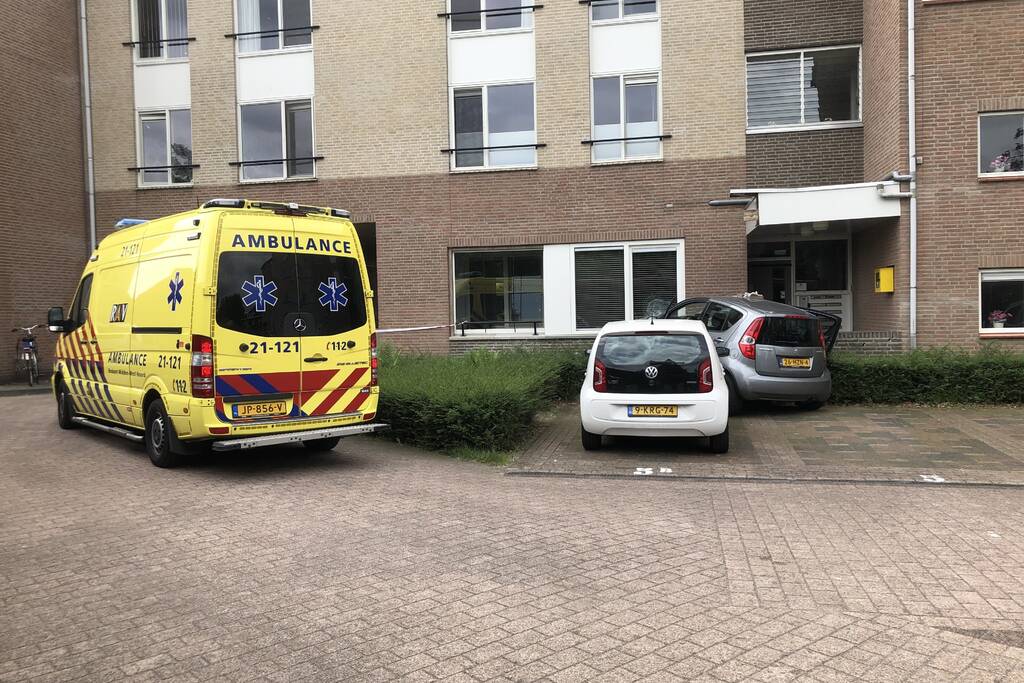 Bestuurder verliest macht over stuur en botst op meerdere voertuigen