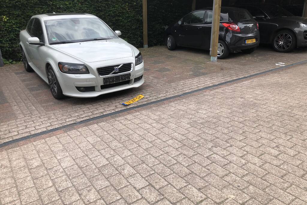 Bestuurder verliest macht over stuur en botst op meerdere voertuigen