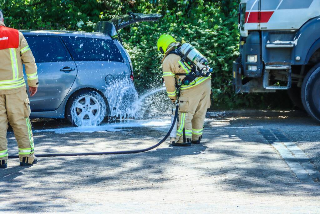 Personenauto lekt LPG bij tankstation