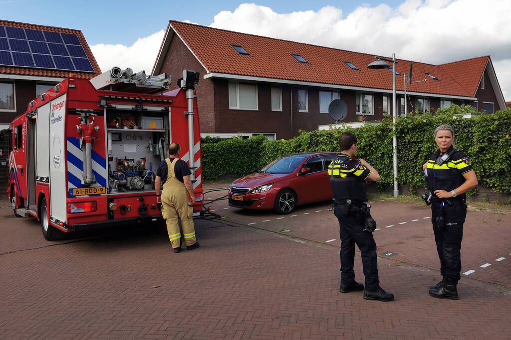Schuur achter woning in brand