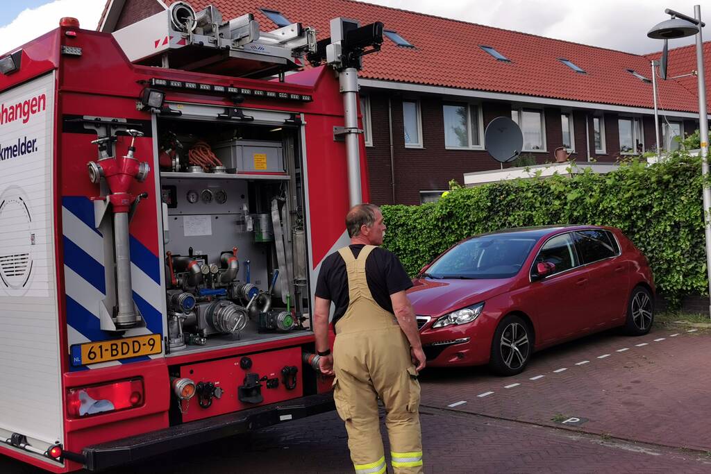 Schuur achter woning in brand