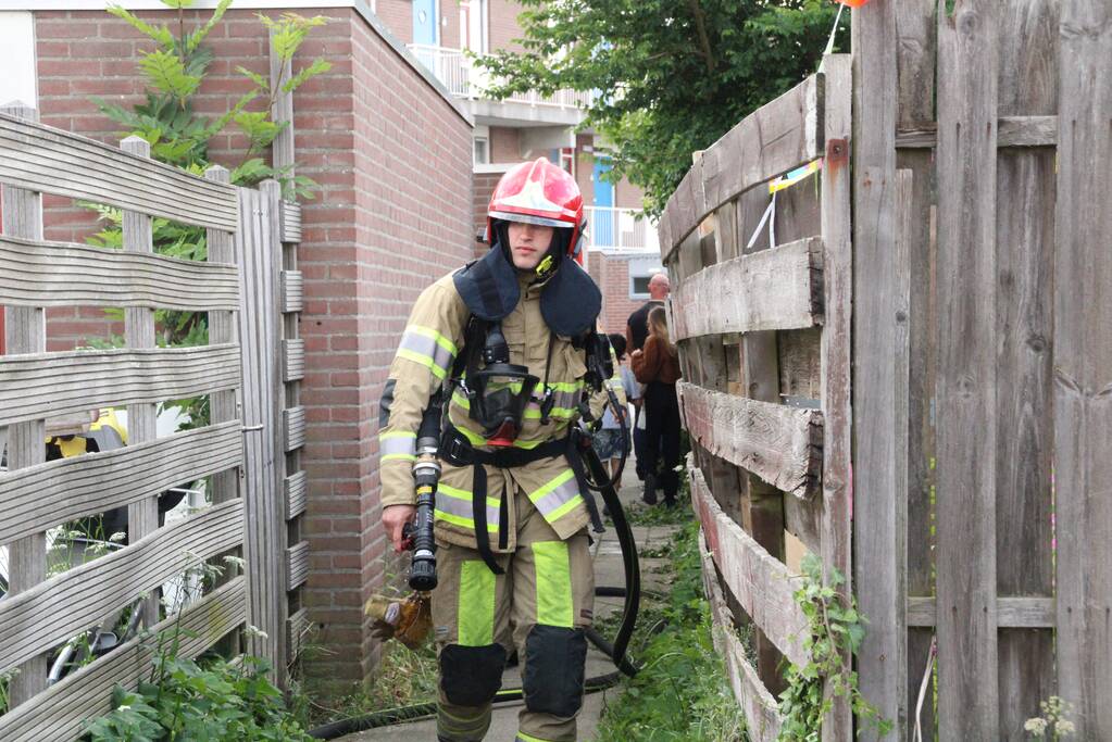 Brandweer blust in brand gestoken container