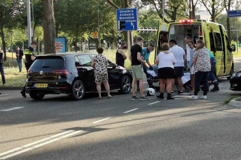 Scooterrijder gewond bij botsing met auto