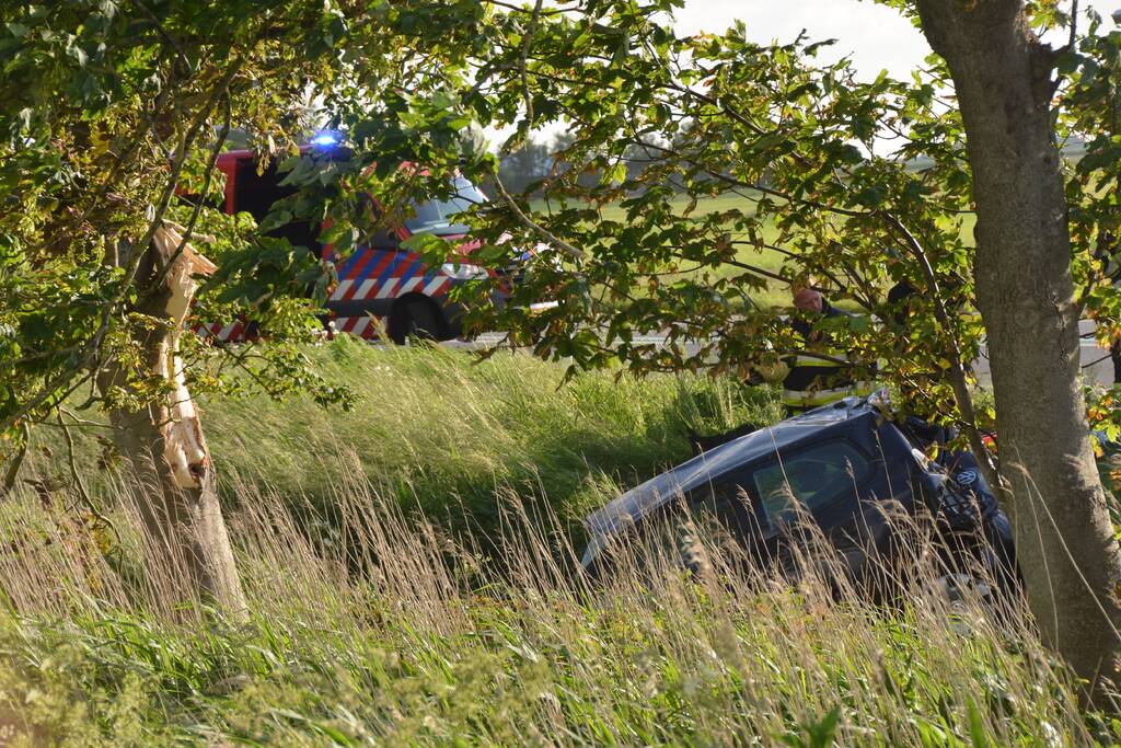Twee gewonden na te water raken met auto