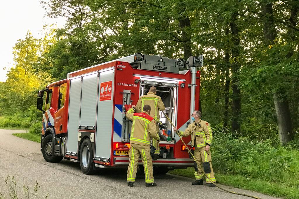 Brandweer blust twee buitenbranden in bos