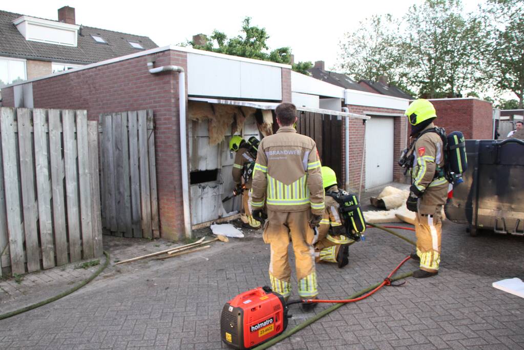 Veel rookontwikkeling bij brand in garagebox