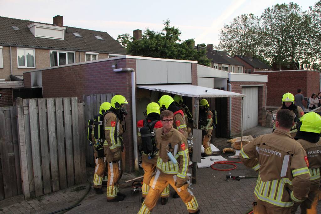 Veel rookontwikkeling bij brand in garagebox