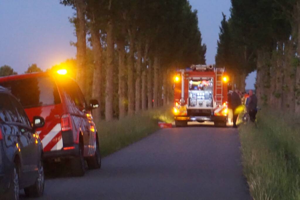 Personenauto met vier inzittende belandt in water