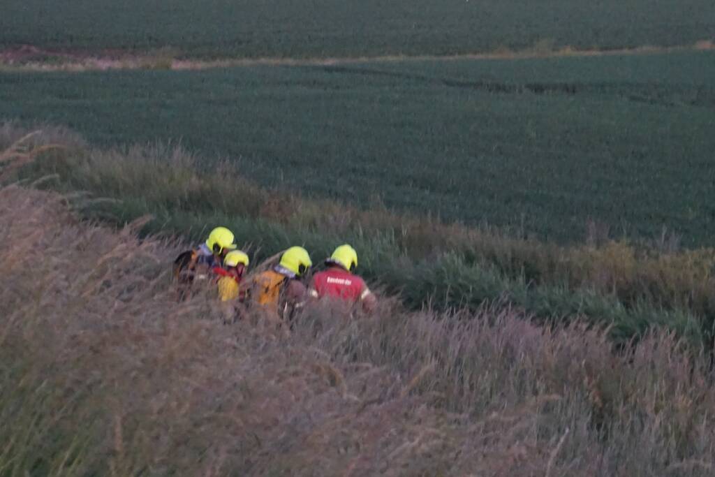 Personenauto met vier inzittende belandt in water