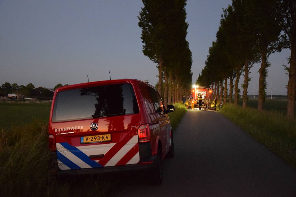 Personenauto met vier inzittende belandt in water