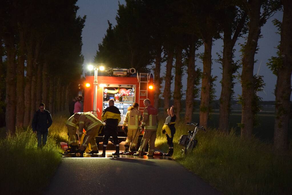 Personenauto met vier inzittende belandt in water
