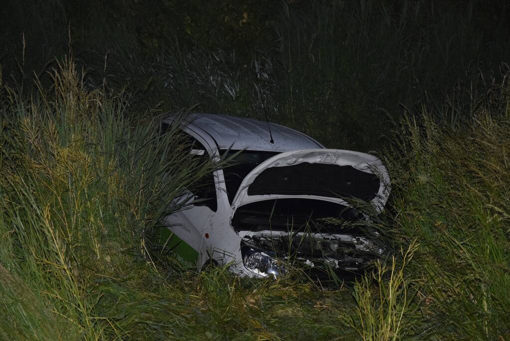 Personenauto met vier inzittende belandt in water