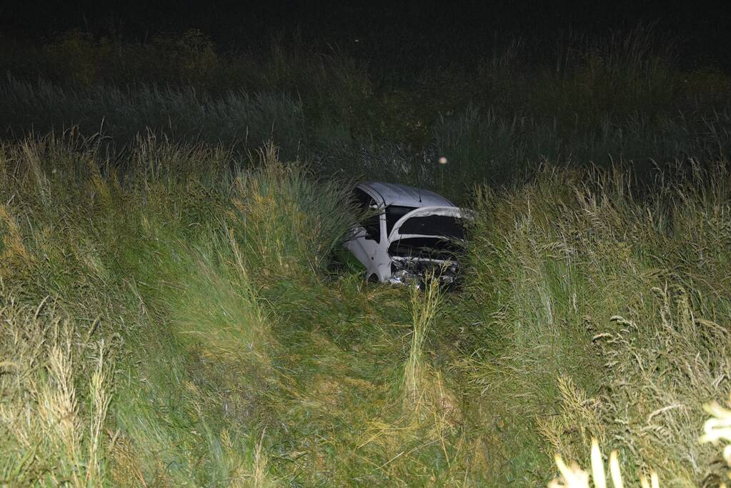 Personenauto met vier inzittende belandt in water