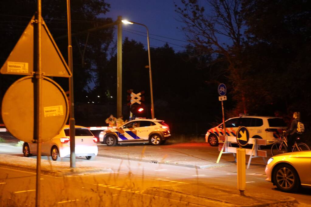 Persoon zwaargewond aangetroffen naast spoor