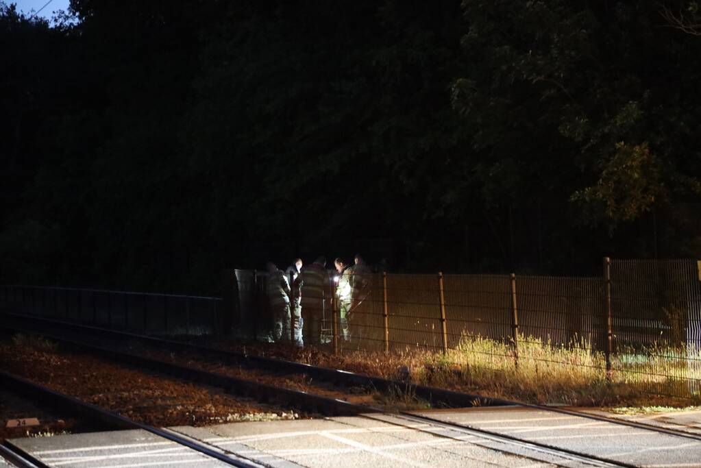 Persoon zwaargewond aangetroffen naast spoor