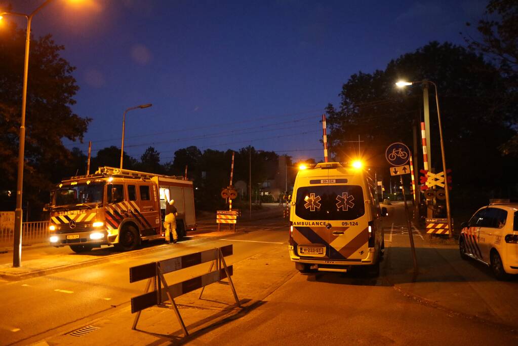 Persoon zwaargewond aangetroffen naast spoor