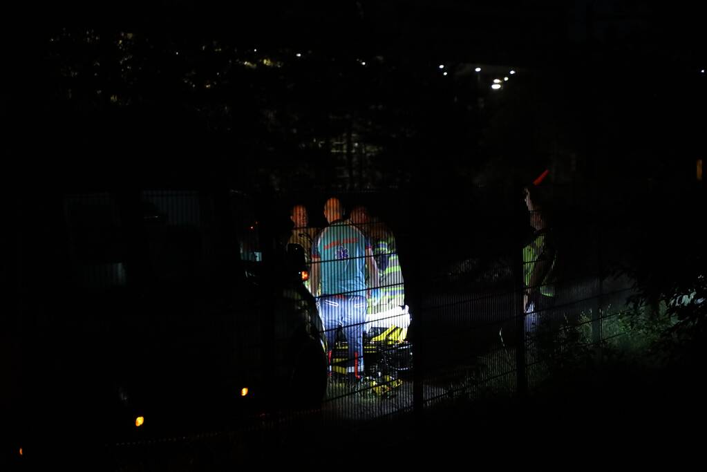 Persoon zwaargewond aangetroffen naast spoor