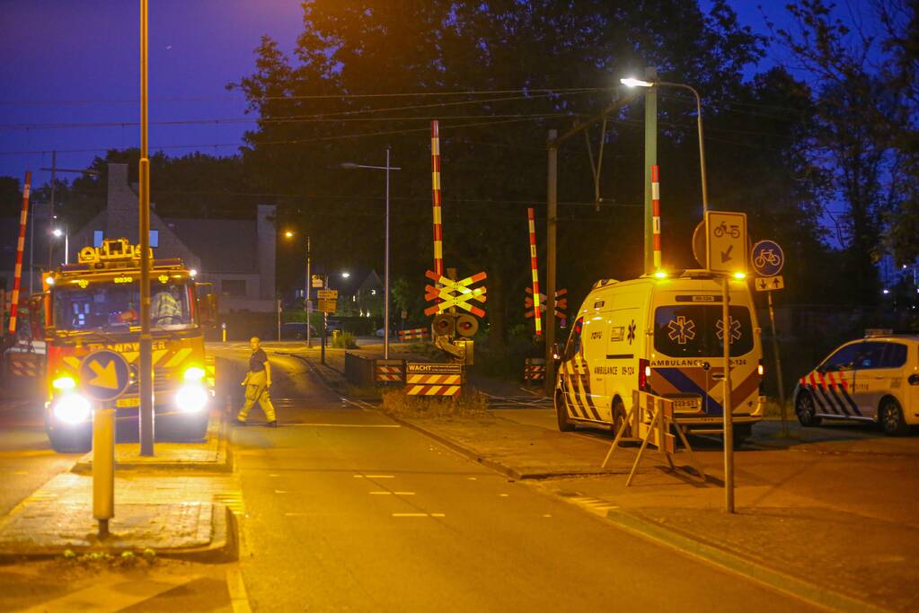 Persoon zwaargewond aangetroffen naast spoor