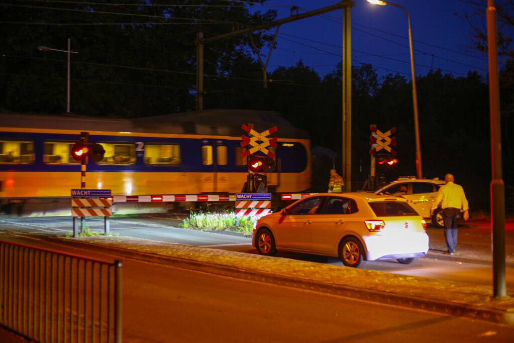 Persoon zwaargewond aangetroffen naast spoor
