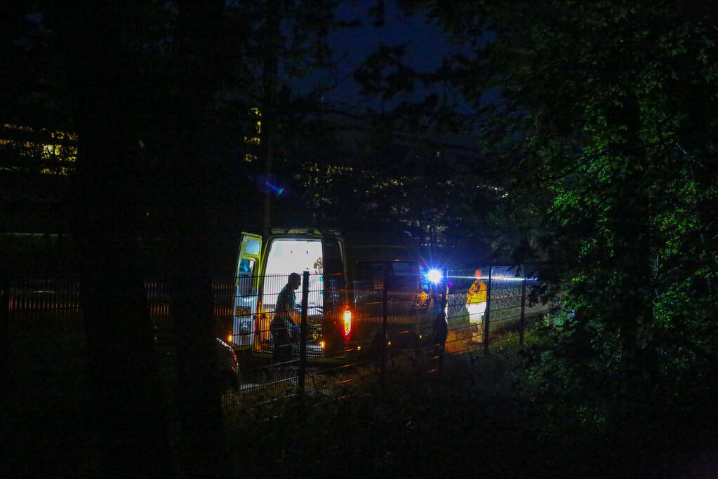 Persoon zwaargewond aangetroffen naast spoor