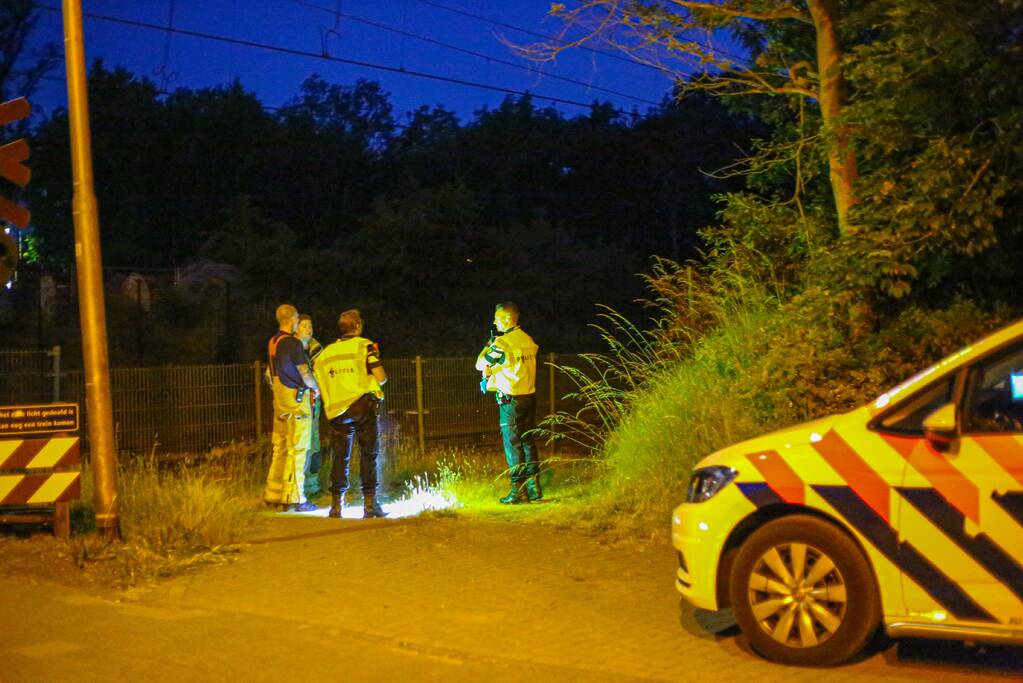 Persoon zwaargewond aangetroffen naast spoor