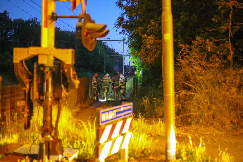 Persoon zwaargewond aangetroffen naast spoor