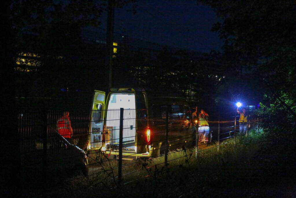 Persoon zwaargewond aangetroffen naast spoor