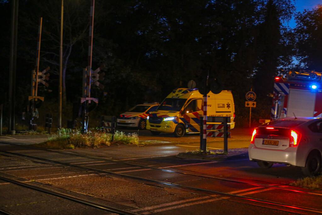 Persoon zwaargewond aangetroffen naast spoor